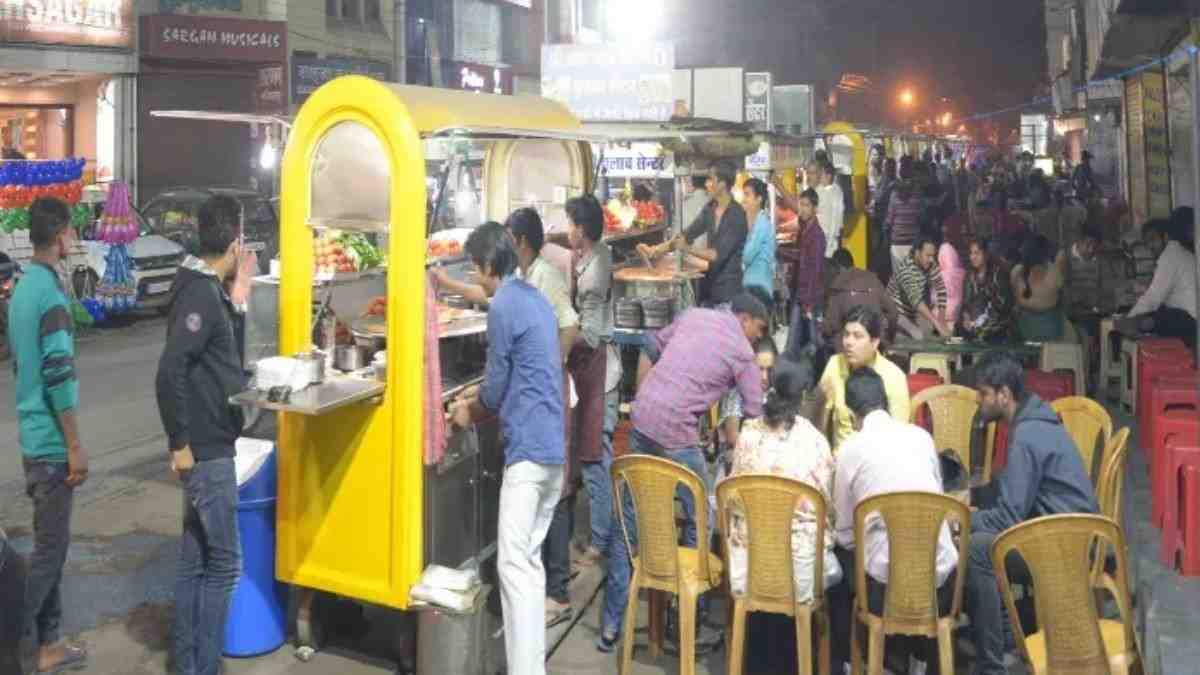 रायपुर। छत्तीसगढ़ सरकार ने नगरीय क्षेत्रों में सड़क किनारे व्यापार करने वालों के लिए बड़ा फैसला लिया है। अब राज्य के नगर निगम, नगरपालिका और नगर पंचायत क्षेत्रों में कोई भी व्यक्ति बिना अनुमति ठेला, गुमटी, फूड वैन या अन्य मोबाइल व्यापार नहीं चला सकेगा। इसके लिए राज्य सरकार ने ‘छत्तीसगढ़ नगरपालिका (व्यापार अनुज्ञापन) नियम 2025’ की अधिसूचना जारी कर दी है, जो तत्काल प्रभाव से लागू हो गई है। नए नियमों के तहत अब सभी सड़क किनारे कारोबारियों और अस्थायी दुकानदारों को अपने व्यापार के लिए लाइसेंस (Trade License) लेना अनिवार्य होगा। ऐसा न करने पर उनके खिलाफ कानूनी कार्रवाई की जाएगी और उनका व्यापारिक प्रतिष्ठान जब्त या बंद किया जा सकता है।  बिना लाइसेंस व्यापार करने पर सख्त कार्रवाई अधिसूचना के मुताबिक, किसी भी व्यक्ति को नगर निगम सीमा या नगरपालिका क्षेत्र में गुमटी, ठेला, फूड वैन, मोबाइल वैन या अस्थायी स्टॉल लगाकर व्यापार करने से पहले स्थानीय निकाय से अनुमति पत्र प्राप्त करना होगा। यदि कोई व्यक्ति बिना लाइसेंस व्यापार करता पाया गया, तो संबंधित नगर निकाय अधिकारी जुर्माना लगाने के साथ-साथ व्यापार बंद करने की कार्रवाई भी कर सकते हैं। कैसे मिलेगा व्यापार का लाइसेंस लाइसेंस प्राप्त करने के लिए आवेदक को संबंधित नगर निकाय कार्यालय में आवेदन जमा करना होगा। आवेदन में निम्नलिखित जानकारियां देना अनिवार्य होगी: व्यवसाय का नाम और प्रकार मालिक का नाम और पहचान पत्र व्यापारिक स्थल का पूरा पता सुरक्षा और स्वच्छता मानकों का विवरण नगर निगम या नगरपालिका अधिकारी आवेदन की जांच कर अनुमति पत्र जारी करेंगे।  फूड वैन और ठेले वालों पर भी लागू होंगे नियम नए नियमों का असर विशेष रूप से उन व्यापारियों पर पड़ेगा जो फूड वैन, जूस सेंटर, मोबाइल टी-स्टॉल, और अन्य अस्थायी ठेले लगाकर व्यवसाय करते हैं। अब इन सभी को लाइसेंस प्राप्त करना जरूरी होगा।इससे एक ओर जहां व्यापार व्यवस्था में पारदर्शिता आएगी, वहीं दूसरी ओर स्वच्छता और सुरक्षा के मानकों को भी सुनिश्चित किया जा सकेगा। सरकार का उद्देश्य: व्यवस्था और स्वच्छता बनाए रखना सरकार का कहना है कि इन नियमों को लागू करने का उद्देश्य नगरीय क्षेत्रों में अतिक्रमण रोकना, ट्रैफिक व्यवस्था सुधारना और शहरों में स्वच्छता बनाए रखना है।साथ ही, इससे राजस्व संग्रह बढ़ेगा और सड़क किनारे व्यापार करने वालों को कानूनी पहचान भी मिलेगी।  क्या बोले अधिकारी Roadside Trade License