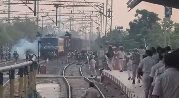 Vandalism and track blockade on an exam special train at Patliputra Station.